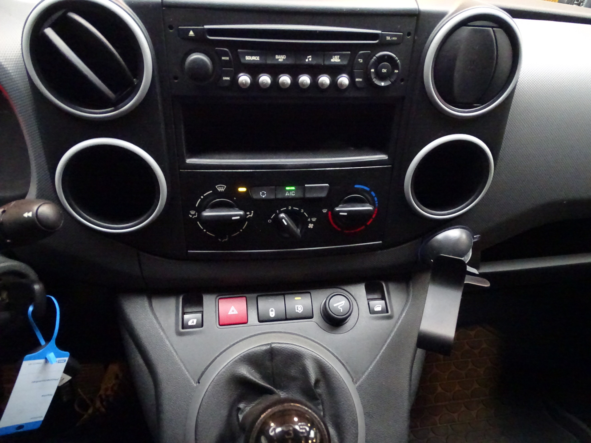 41567864-9.jpg