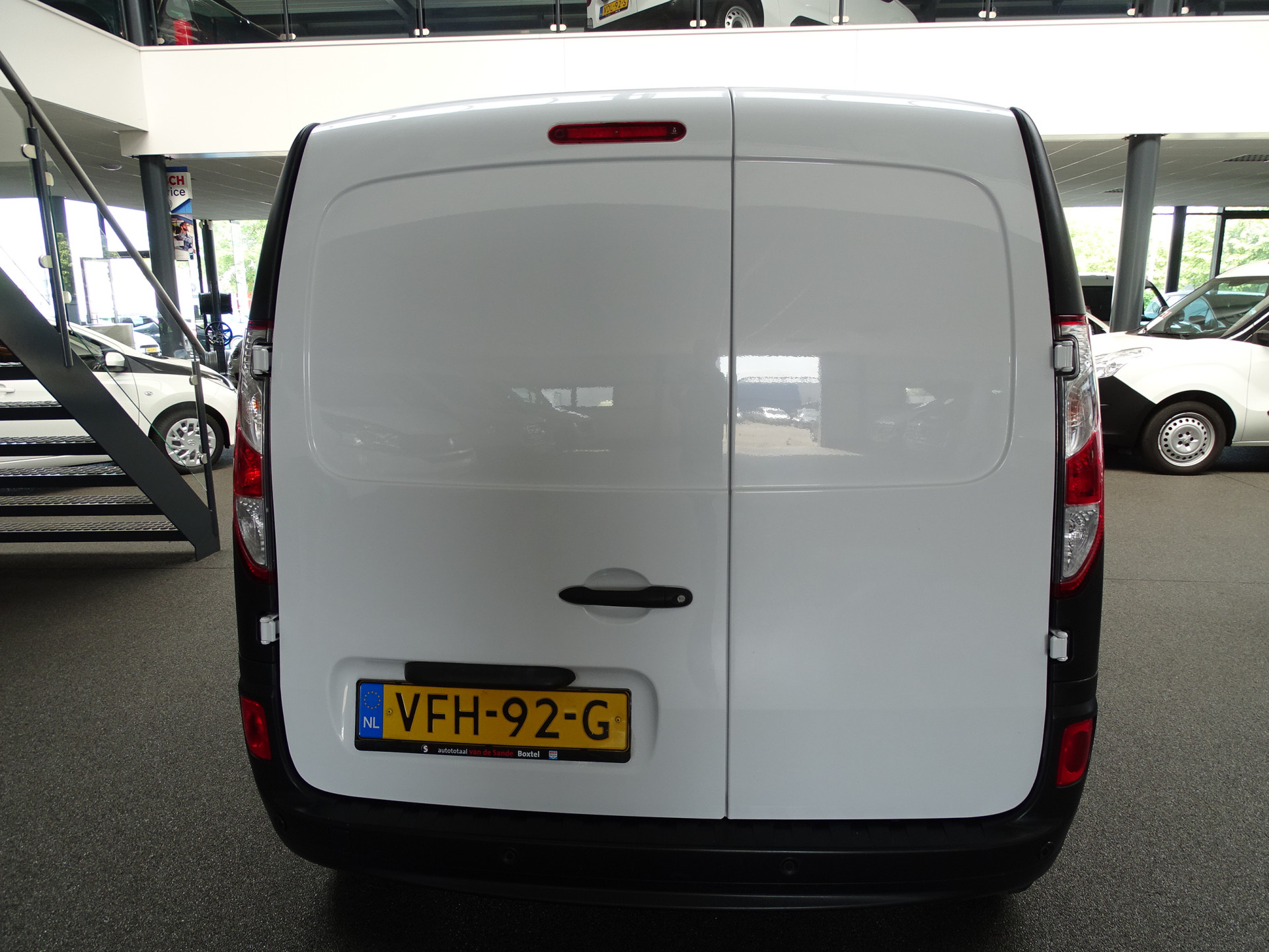 45761390-3.jpg