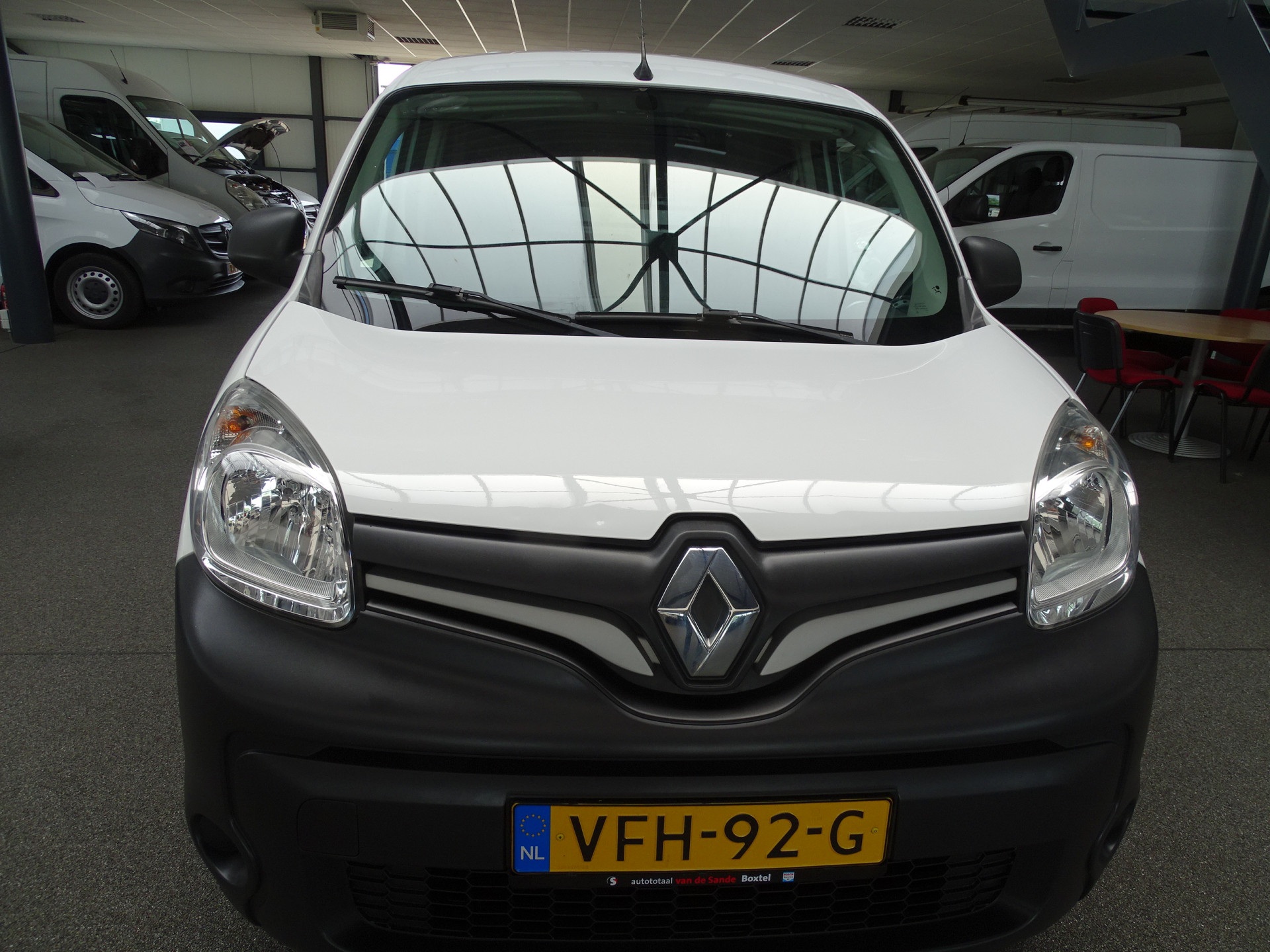 45761390-6.jpg