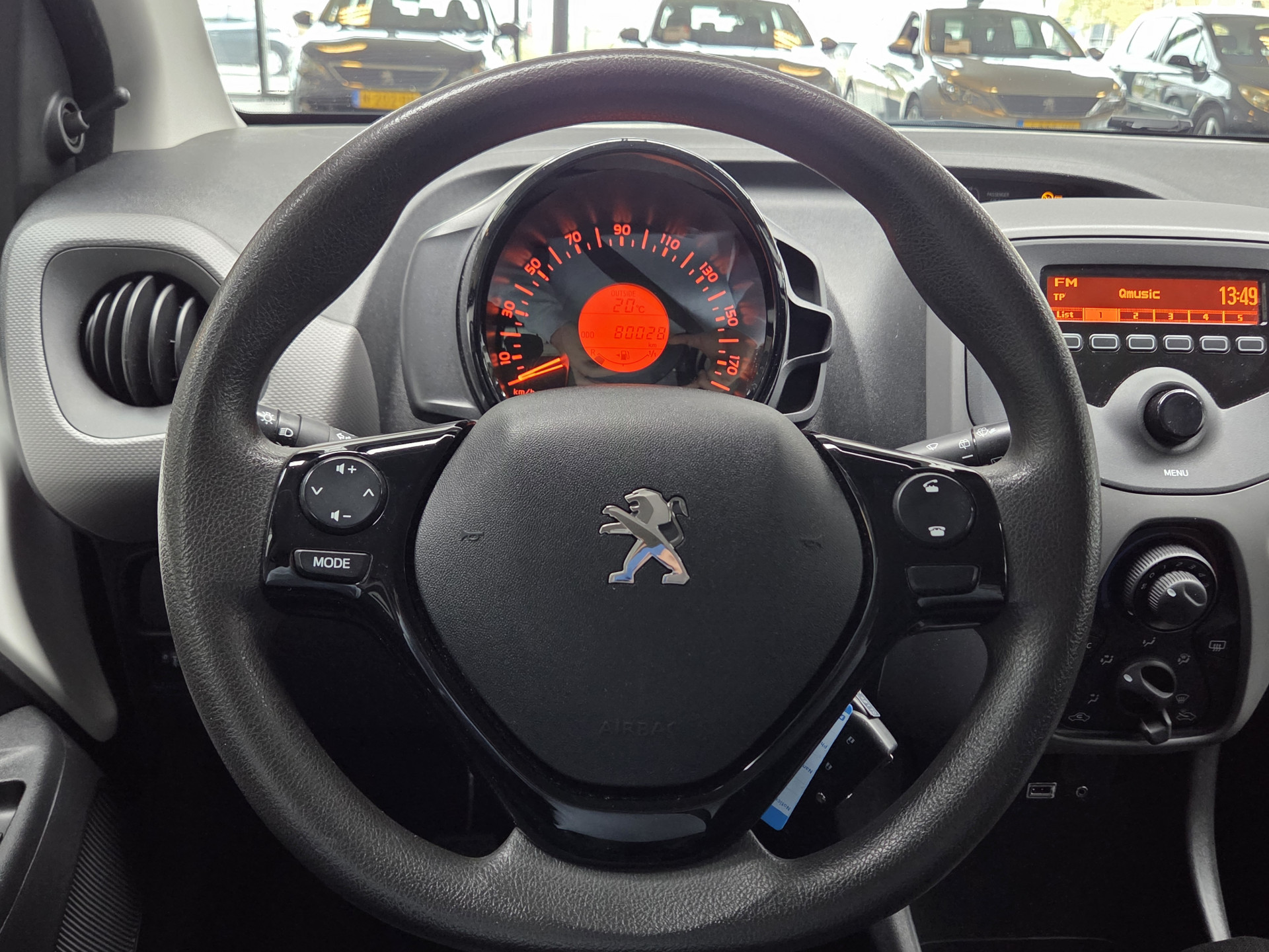 48371079-16.jpg